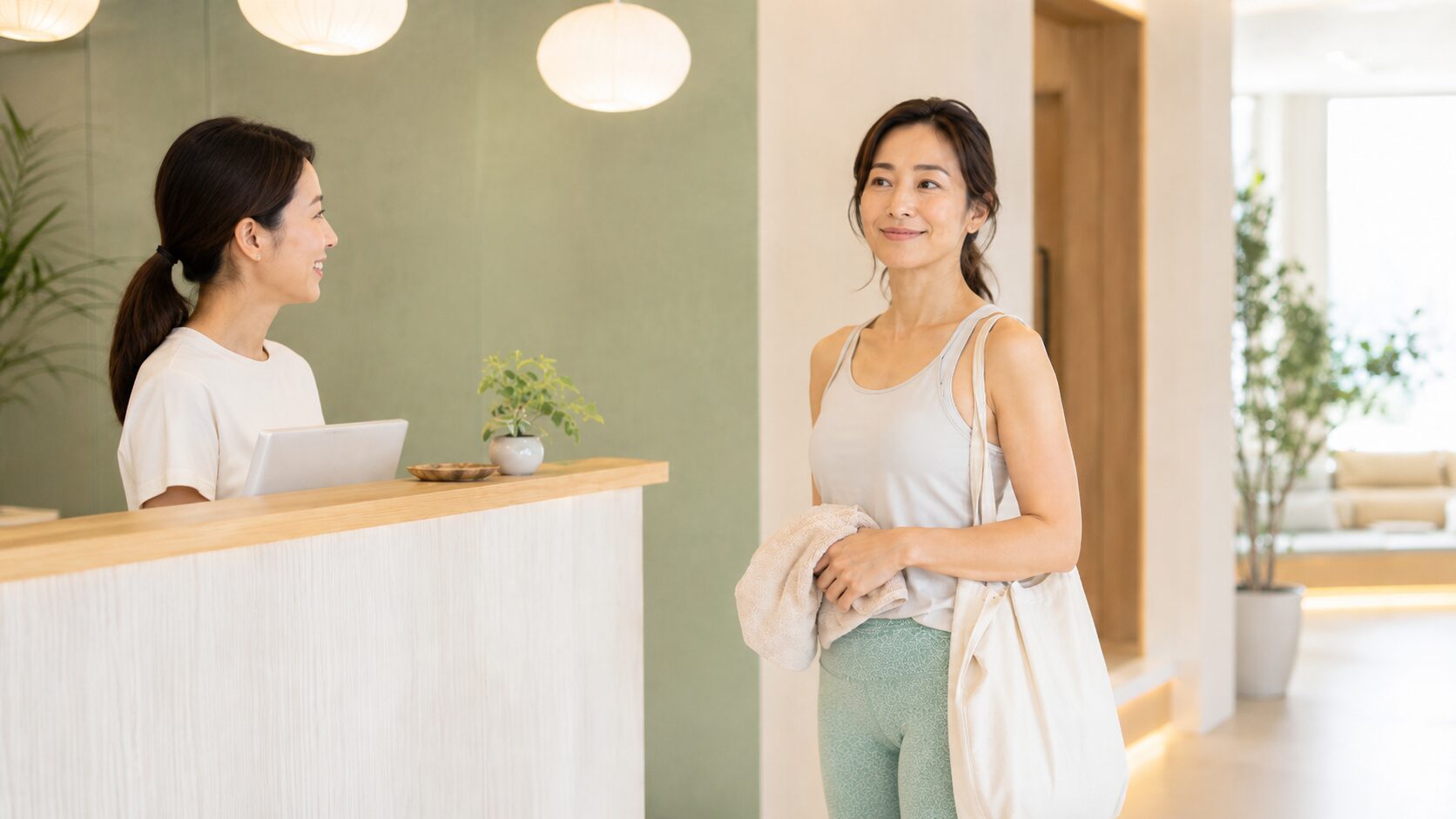 スタジオスタッフと自然な雰囲気で会話する女性