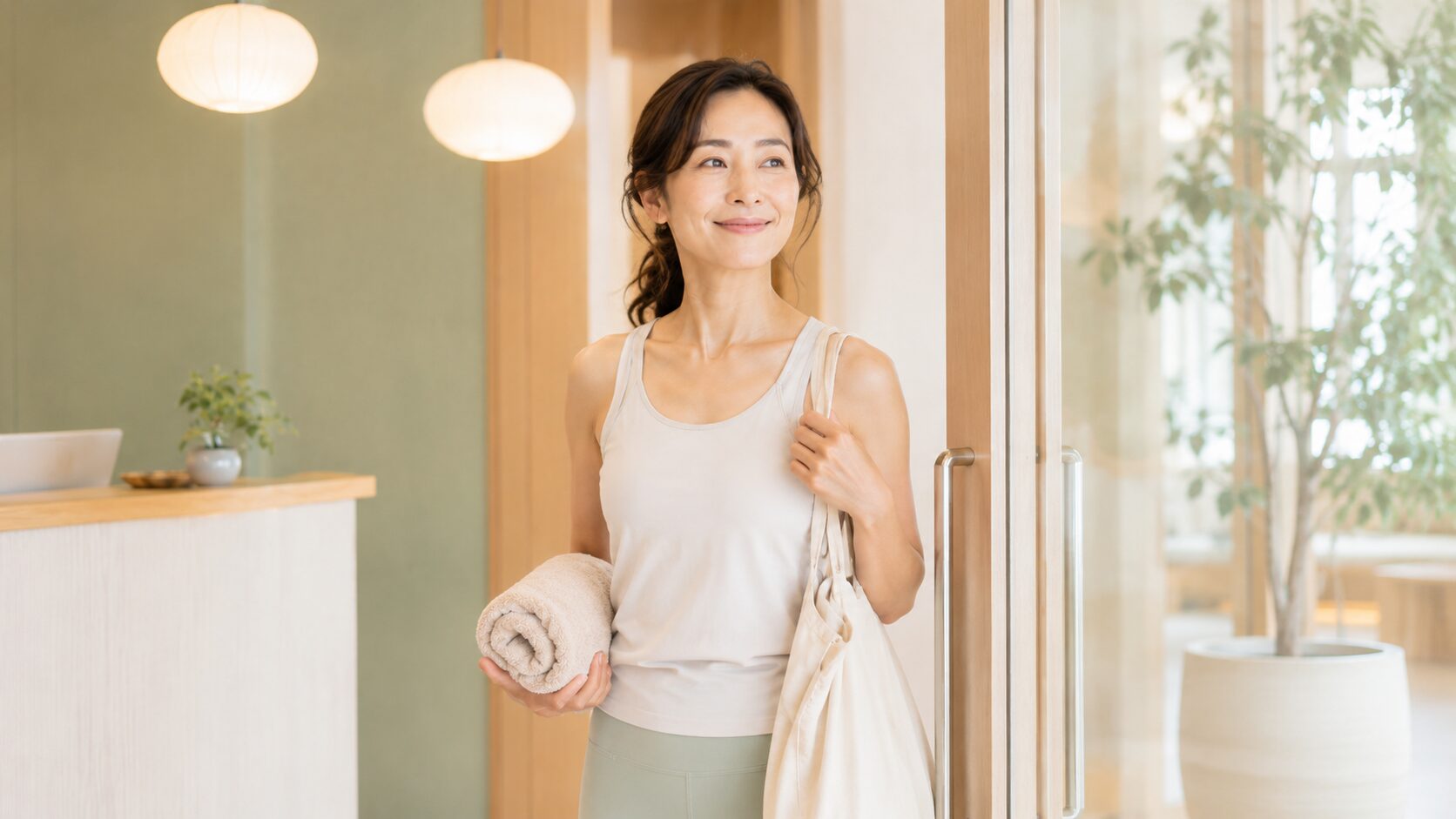 ホットヨガ体験後スッキリした様子でスタジオを出る女性